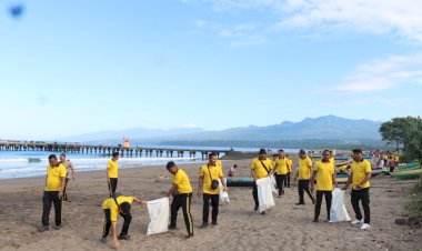 Peringati-HUT-Bhayangkara-ke-80,-Polres-Manggarai-Timur-Bersama-Masyarakat-Laksanakan-Aksi-Bersih-Pantai