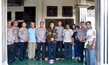 *Momentum-HUT-Bhayangkara-ke-80,-Kapolda-NTT-Anjangsana-ke-Rumah-Sesepuh-Polri-Irjen-Pol.-(Purn.)-Jacky-Uly-Perkuat-Silaturahmi-dan-Jalin-Komunikasi-untuk-Kemajuan-Polda-NTT*