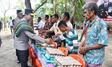 Kapolda-NTT-Salurkan-Bantuan-Sosial-kepada-Warga-Desa-Benu-Usai-Resmikan-Jembatan-Merah-Putih