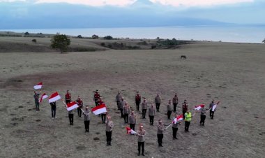 Polres-Manggarai-Timur-Kibarkan-Merah-Putih-di-Padang-Savana-Mausui,-Semarakkan-HUT-ke-81-Kemerdekaan-RI
