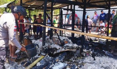 Kebakaran-Rumah-Warga-di-Sambi-Rampas,-Bhabinkamtibmas-Bersama-Warga-Sigap-Lakukan-Penanganan