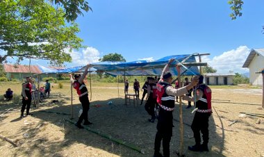 Peduli-Korban-Gempa,-Polres-Manggarai-Timur-Bersama-Warga-Dirikan-Tenda-Darurat-di-SDK-Golo-Mongkok
