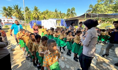 Dari-Tas-Sekolah-hingga-Senyum-Harapan,-Polwan-Manggarai-Timur-Hadir-Menguatkan-Anak-Anak-Melalui-Trauma-Healing-Pascagempa 