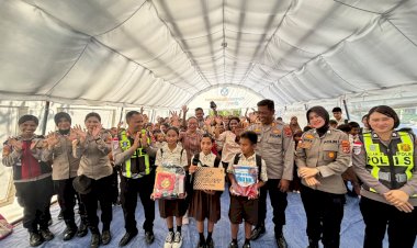 Polisi-Hadir-untuk-Anak-Negeri,-Sat-Lantas-dan-Polwan-Polres-Manggarai-Timur-Salurkan-Bansos-dan-Gelar-Trauma-Healing-di-SDI-Kota-Ndora