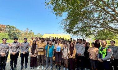 Senyum-Kembali-Tumbuh,-Sat-Lantas-dan-Polwan-Polres-Manggarai-Timur-Salurkan-Bansos-dan-Gelar-Trauma-Healing-di-SMA-Negeri-4-Borong
