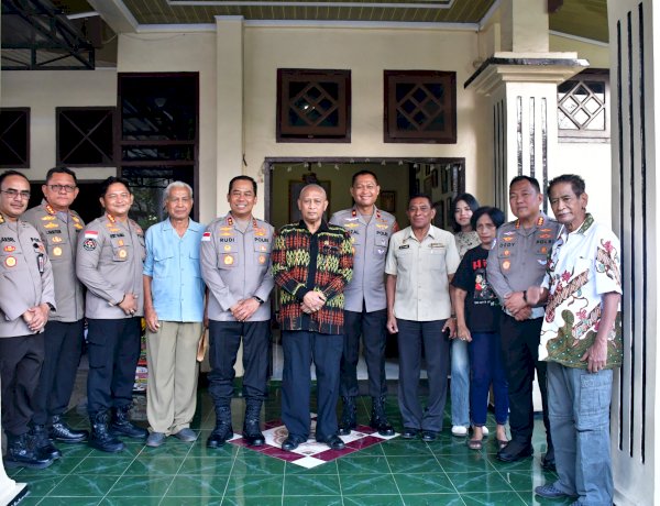 *Momentum HUT Bhayangkara ke-80, Kapolda NTT Anjangsana ke Rumah Sesepuh Polri Irjen Pol. (Purn.) Jacky Uly Perkuat Silaturahmi dan Jalin Komunikasi untuk Kemajuan Polda NTT*