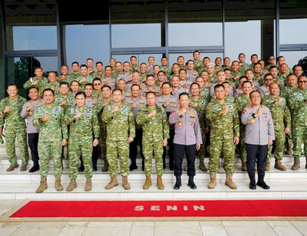 Kapolri Perkuat Soliditas TNI-Polri Lewat Silaturahmi dengan Panglima TNI di Mabes TNI