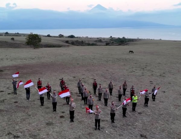 Polres Manggarai Timur Kibarkan Merah Putih di Padang Savana Mausui, Semarakkan HUT ke-81 Kemerdekaan RI