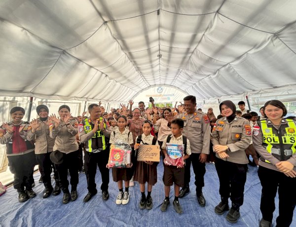Polisi Hadir untuk Anak Negeri, Sat Lantas dan Polwan Polres Manggarai Timur Salurkan Bansos dan Gelar Trauma Healing di SDI Kota Ndora