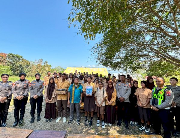 Senyum Kembali Tumbuh, Sat Lantas dan Polwan Polres Manggarai Timur Salurkan Bansos dan Gelar Trauma Healing di SMA Negeri 4 Borong