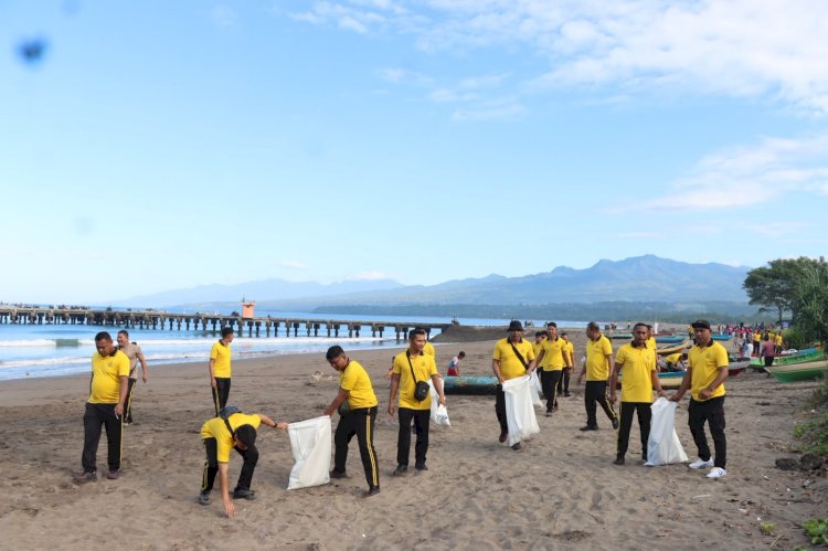 Peringati HUT Bhayangkara ke-80, Polres Manggarai Timur Bersama Masyarakat Laksanakan Aksi Bersih Pantai