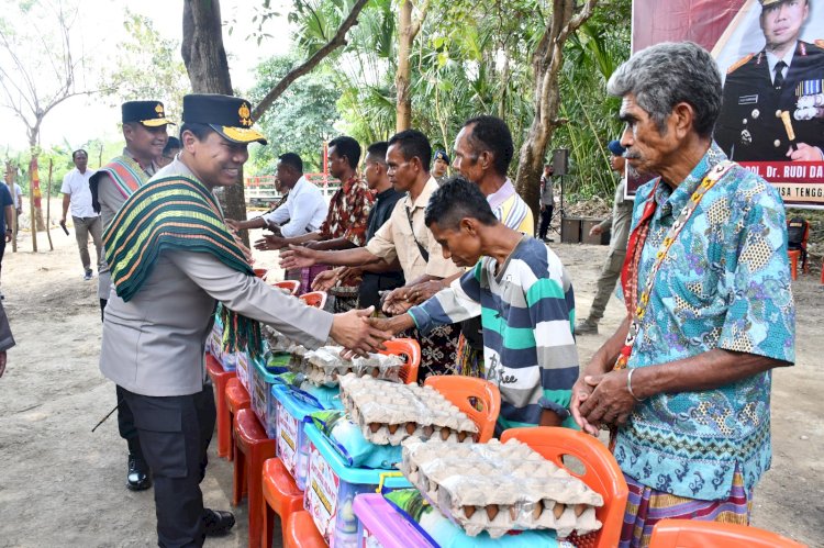 Kapolda NTT Salurkan Bantuan Sosial kepada Warga Desa Benu Usai Resmikan Jembatan Merah Putih