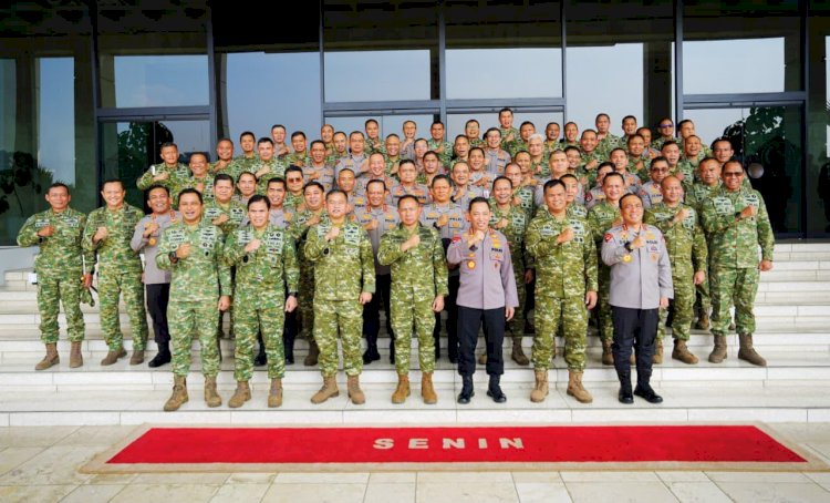 Kapolri Perkuat Soliditas TNI-Polri Lewat Silaturahmi dengan Panglima TNI di Mabes TNI