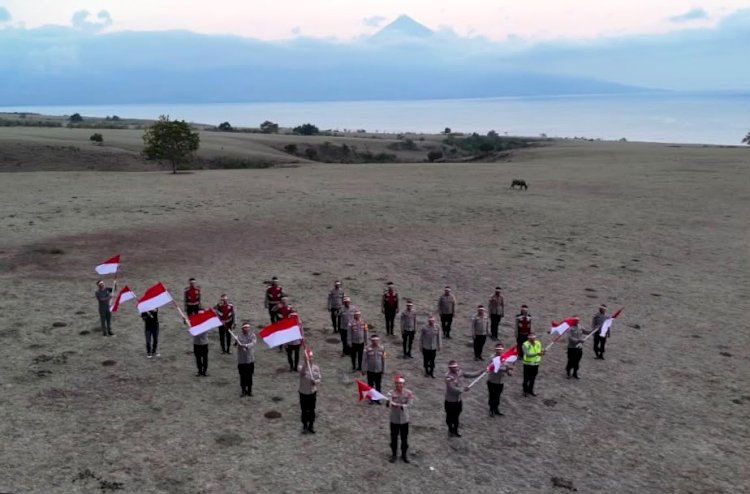 Polres Manggarai Timur Kibarkan Merah Putih di Padang Savana Mausui, Semarakkan HUT ke-81 Kemerdekaan RI