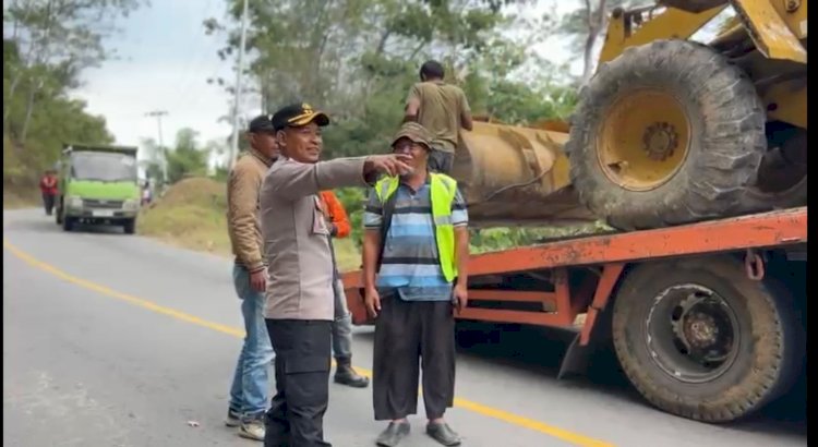 Respons Cepat Pascagempa Kapolres Manggarai Timur Koordinasikan Alat Berat Buka Akses jalur Menuju Pengungsi di Dampek