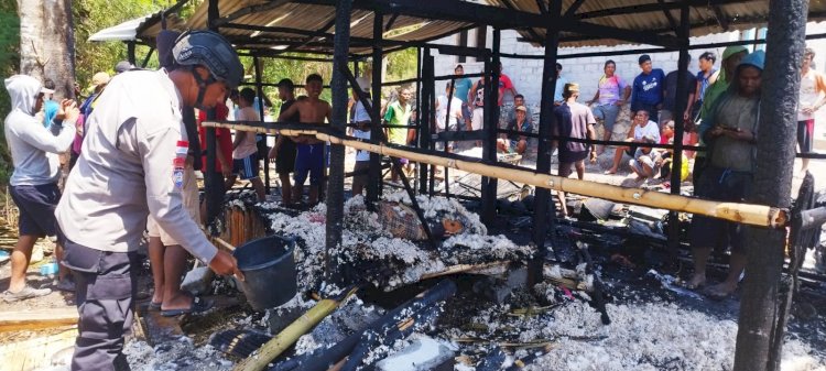 Kebakaran Rumah Warga di Sambi Rampas, Bhabinkamtibmas Bersama Warga Sigap Lakukan Penanganan