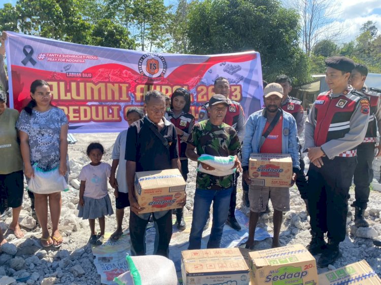 Polres Manggarai Timur Salurkan Bantuan Alumni Akpol 2003 untuk Warga Terdampak Gempa di Manggarai Timur