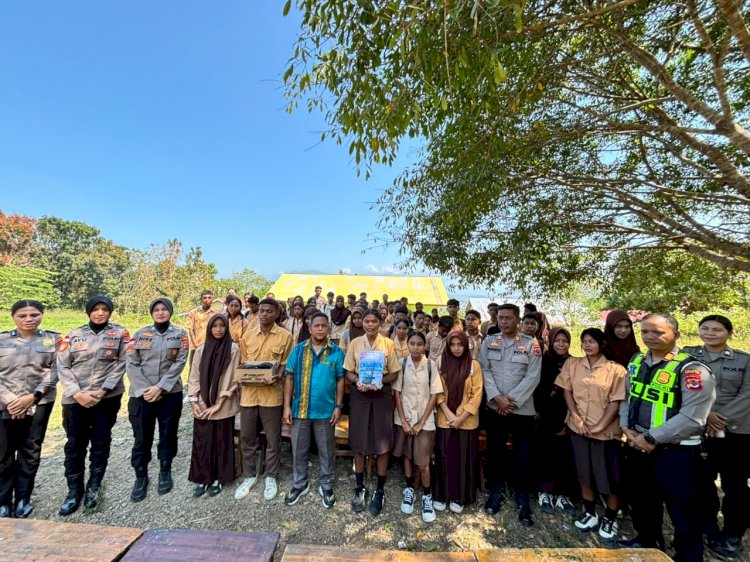 Senyum Kembali Tumbuh, Sat Lantas dan Polwan Polres Manggarai Timur Salurkan Bansos dan Gelar Trauma Healing di SMA Negeri 4 Borong